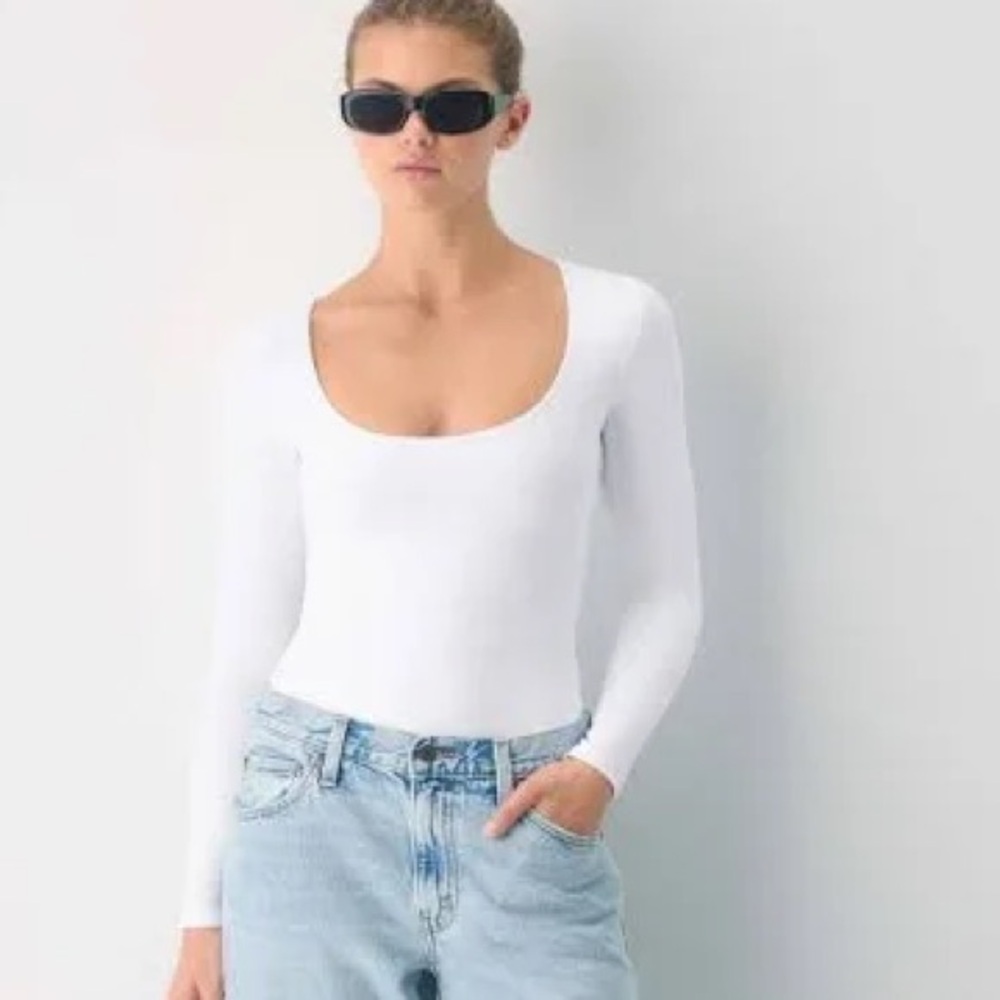 Aritzia Contour Top - Picture 1 of 5